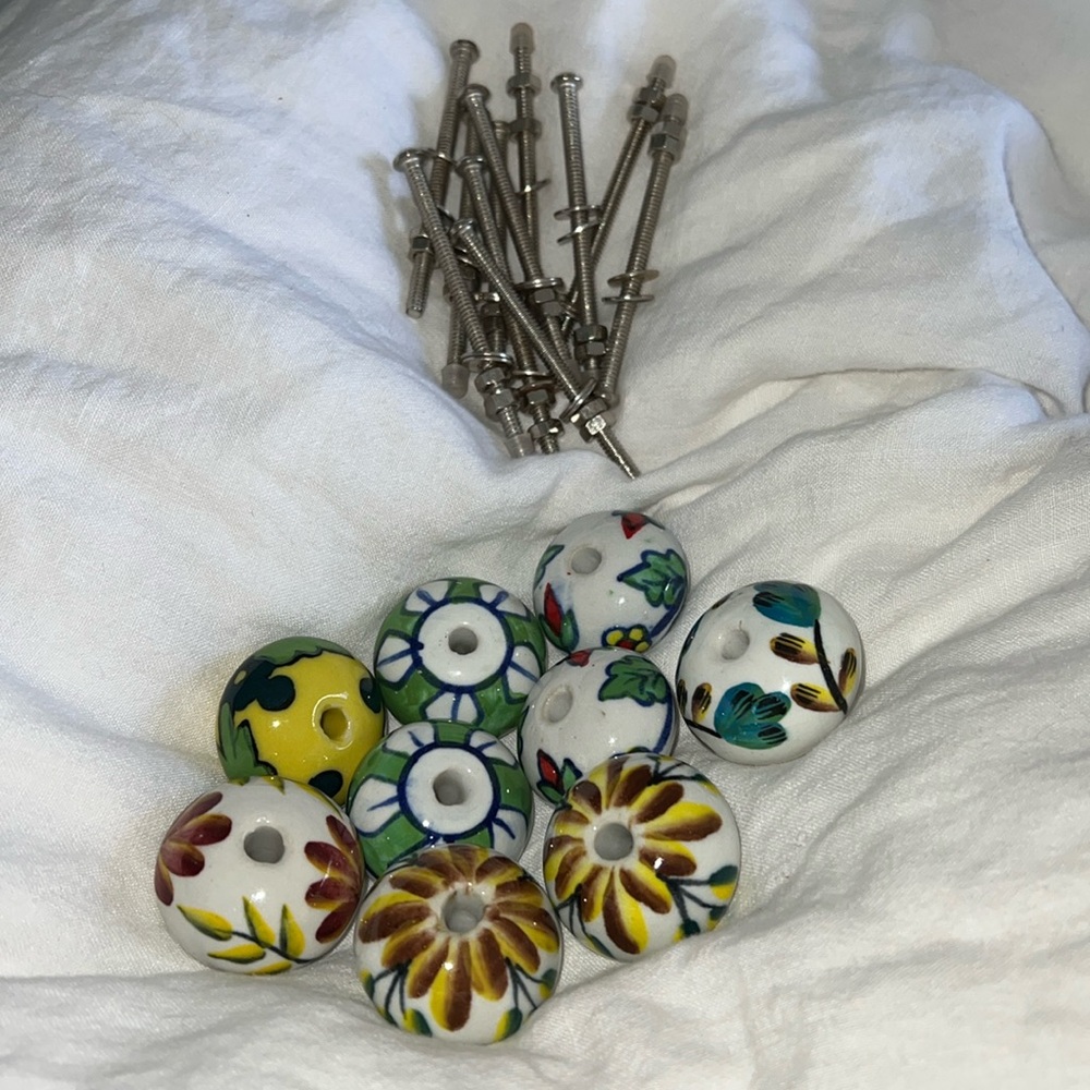 10 HAND PAINTED CERAMIC DRAWER/DOOR KNOBS